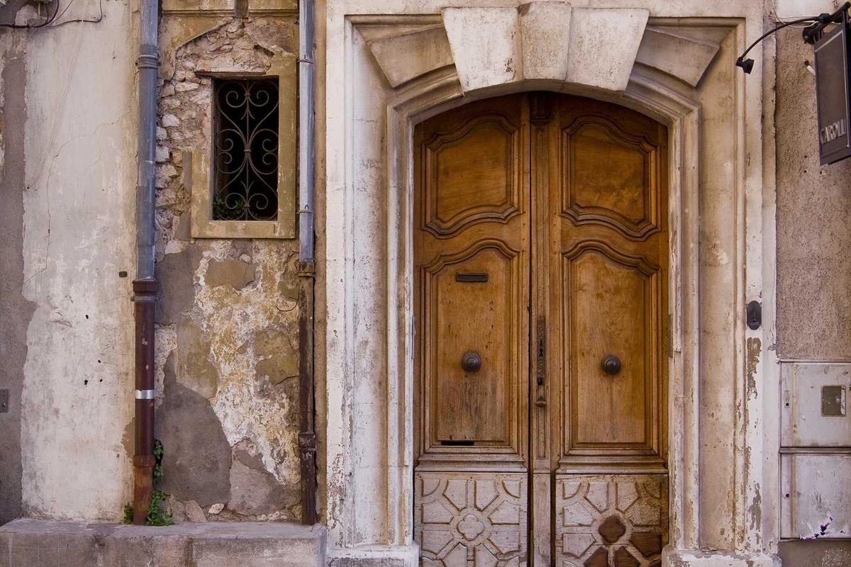 Modératrice tenant la parole face à un cercle de participants